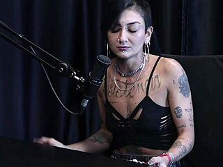 拉丁美女Caroleta Roots在透明红色中支配