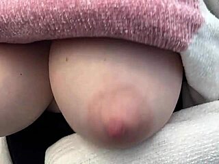 意大利大奶熟女阿尔特米西亚·洛夫户外独秀，奶子特写晃动！