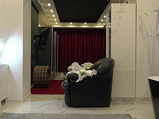 两个女大学生拍照变试镜激战