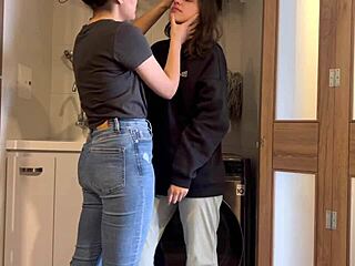 Mi Hermanastro No Está En Casa Y Yo Termino Jugando Con Su Esposa A La Médico Y A La Paciente Para Curar Todos Sus Males Haciendo El Amor Sobre La Lavadora