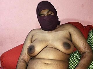 大屁股印度继母在家自制中被继子意外操逼内射