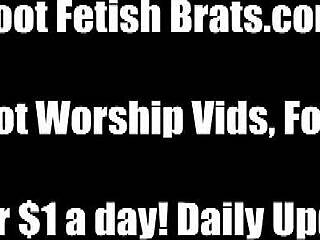 女孩崇拜我的完美脚，鞋袜脚趾足交恋物