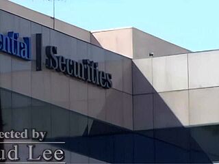 棕发秘书在床上穿着丝袜乳摇骑大鸡巴