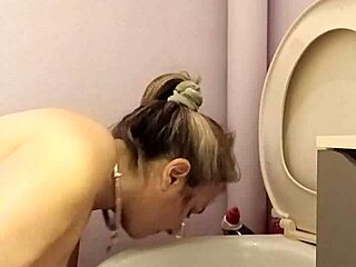 家庭主妇被肛塞绑住，2024 年被打屁股到狂野高潮