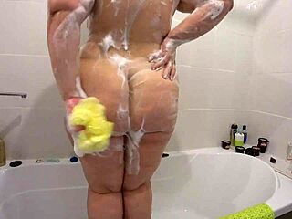 浴室POV胖女同大屁股抖动高潮