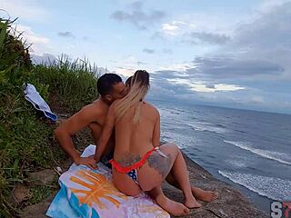 我操了那个海滩上的辣金发女