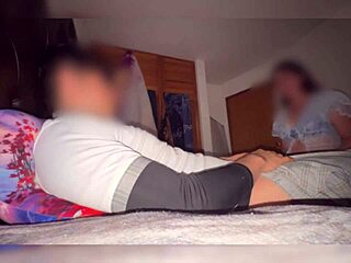 Madrastra encuentra a su hijastro masturbandose en su cuarto el celular se queda grabando todo senora milf mexicana video casero