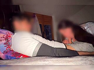 Madrastra encuentra a su hijastro masturbandose en su cuarto el celular se queda grabando todo senora milf mexicana video casero