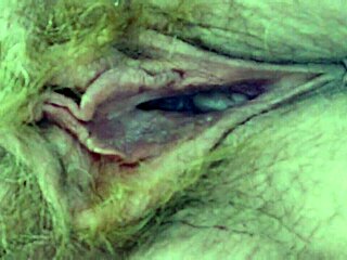 天啊，裙下没穿内裤的老奶奶…毛茸茸的惊喜！