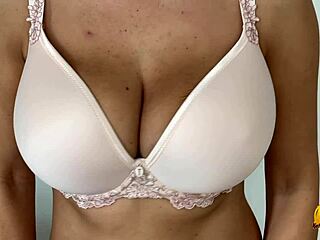 慢动作跳动我的大奶子