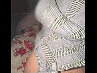 Madrastra encuentra a su hijastro masturbandose en su cuarto el celular se queda grabando todo senora milf mexicana video casero