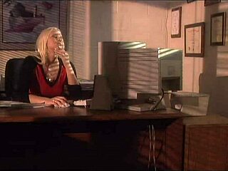 曲线拉丁娜被黑人女同性恋者用假阳具挑逗带来强烈快感