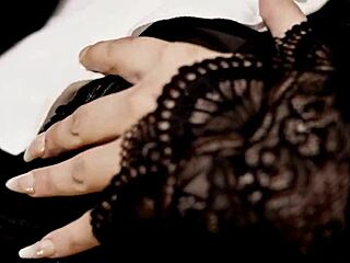 弗雷琳哈·玛达莲娜：看我丝袜穿刺奶头和大黑屌唯美写真