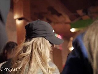 隐藏偷窥者偷拍气泡臀拉丁女穿透视紧身裤