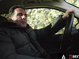 苗条美女朱莉娅雷恩内衣中被情人和丈夫双插硬核射精