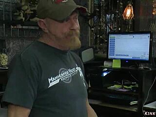 被绑奴隶在公共店遭受怪异支配操和BDSM羞辱展览