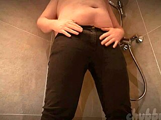 Chubbykaot在户外公共场合闪现并张开牛仔裤