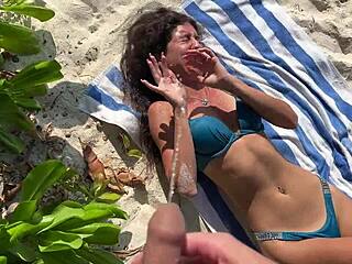 女孩被海滩公共尿吓到