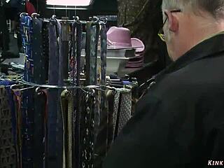 被绑奴隶在公共店遭受怪异支配操和BDSM羞辱展览