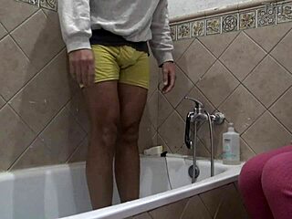 哇，这禁忌继母看着继子洗他脏兮兮的大鸡巴时说着变态话，她用婆婆幻想和巨屌狂欢！