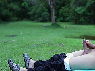 女人看着我在公园里粗暴自慰！