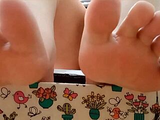 feet fetish tease with latina bbw pussy
