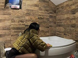 Milfycalla's Rough Pee Play Orgasm in Bathtub with Fur Coat and Pantyhose