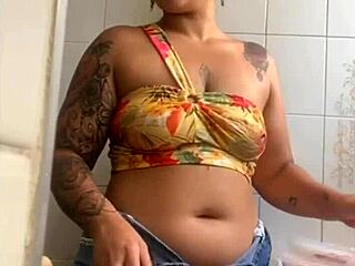 I'm On Live Flashing My Big Pussy!