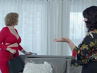 性感Sara Jay梦幻二人组女同肛交弯腰后入金发牛仔手淫肛操