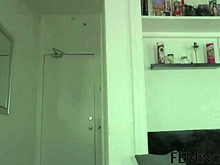 Feminge 4K棕发女同性恋被假阳具操