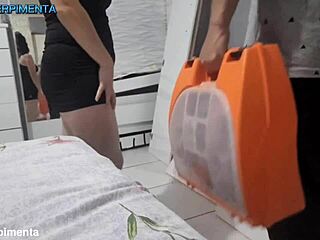 Casada Vadia pays repairman with steamy Latina action