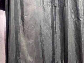 他闯入更衣室无套生操我