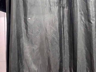 他闯入更衣室无套生操我