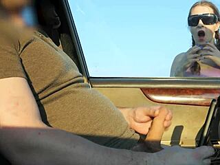 陌生人公园车里抓撸管超棒吹箫