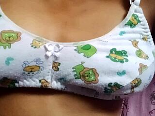 Desi girl flaunts her stunning natural boobs, wow!