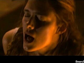 Krista Kosonen在kãtilo 2015场景中裸上身口交手交