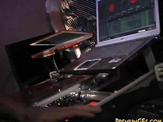 派对女孩，想看女同假阳具性爱吗？