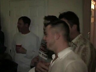 派对女孩，想看女同假阳具性爱吗？