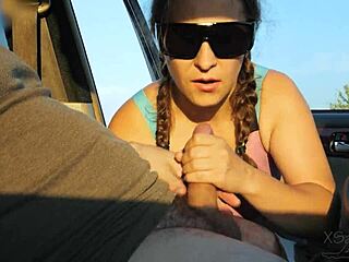 陌生人公园车里抓撸管超棒吹箫