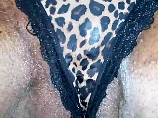 闻奶奶甜蜜骚逼和肮脏屁眼