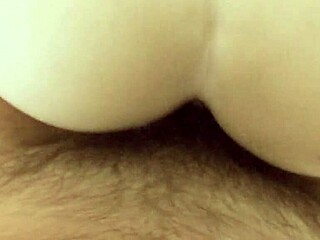 美麗亞洲女人拜訪男人家