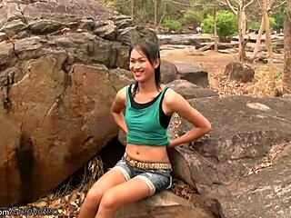 人妖小胸18+ 脱衣手淫射精