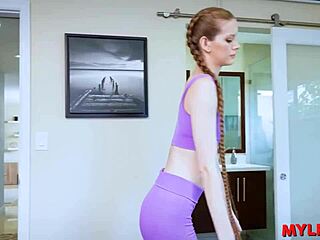 这个苗条体操红发女孩瑜伽训练后被猛干，她娇小18+屁股传教士位接受