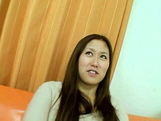 美麗亞洲女人拜訪男人家