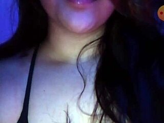 Colombiana Shines on Webcam