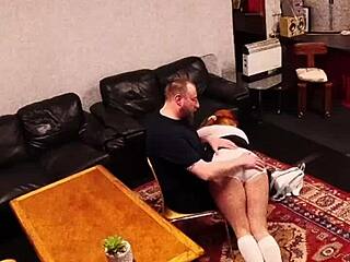 英国男星工作偷窥给公公口爆射精