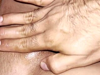 Me chupo los dedos y dedeo rico la vagina de frida latina muy cachonda y sexy 😏