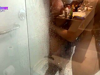 eu curtindo com o neg�o roludo no banho e o corno curtindo o chifre e a cerveja gelada