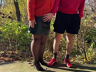 丈母娘在外面扶屌让我尿尿？