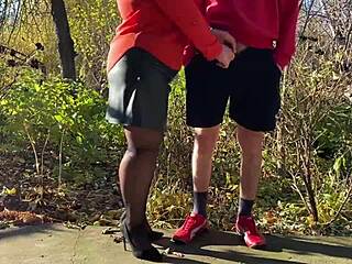 丈母娘在外面扶屌让我尿尿？